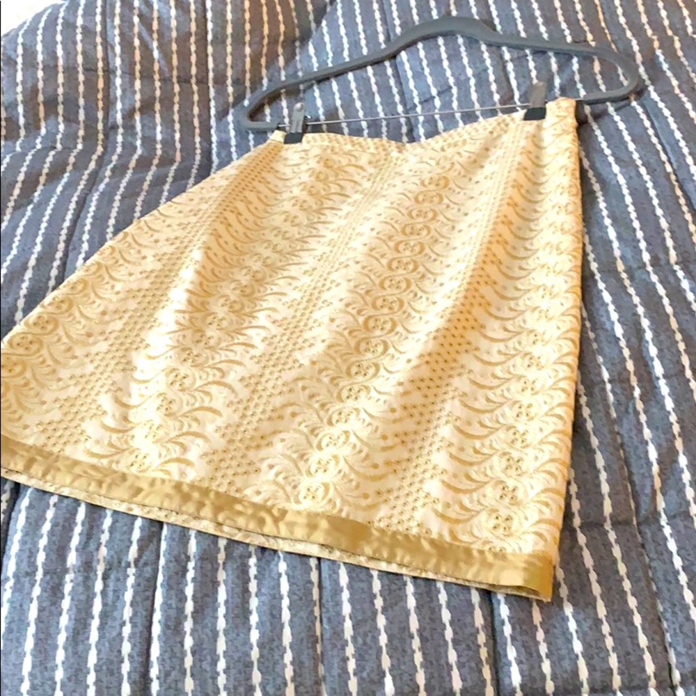 Banana Republic sz8 embroidered gold/white skirt.